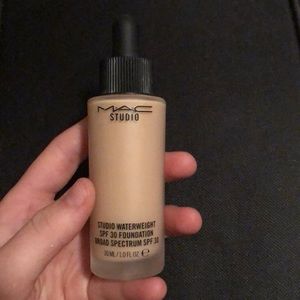 Mac Studio waterweight foundation